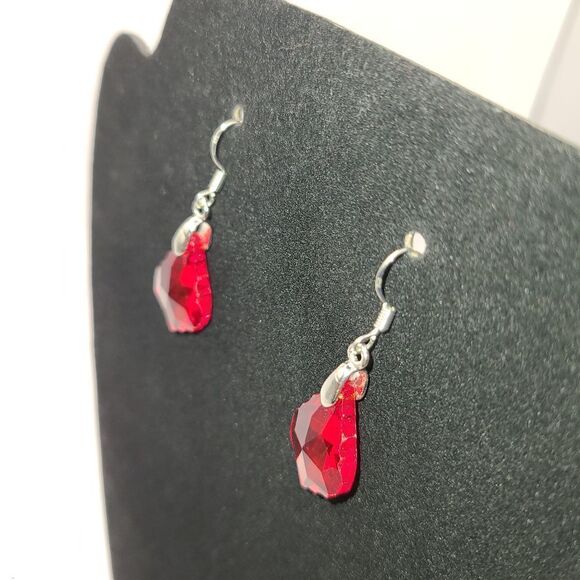 Beautiful‎ Cut Crystal Red Dangle Earring - Picture 2 of 5